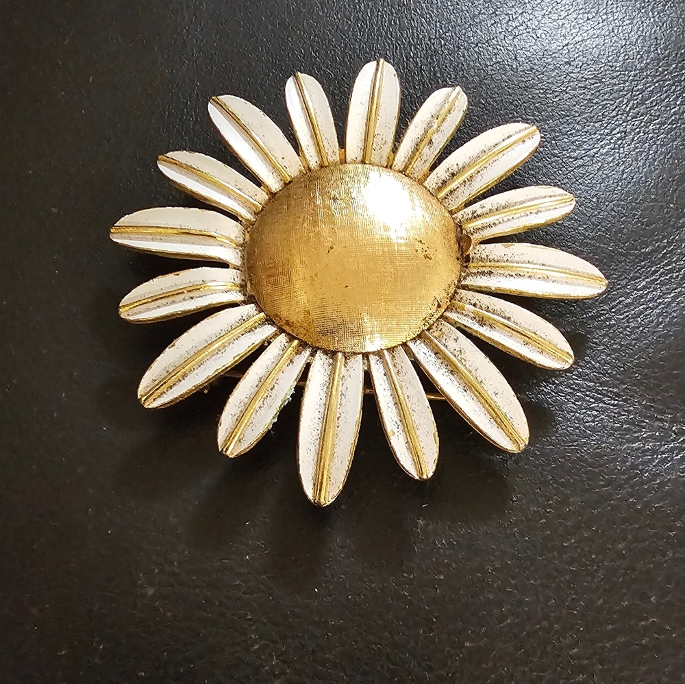 Vintage 1970 Avon Perfume Daisy Brooch with Solid Glace Perfume Gold & Cream EUC